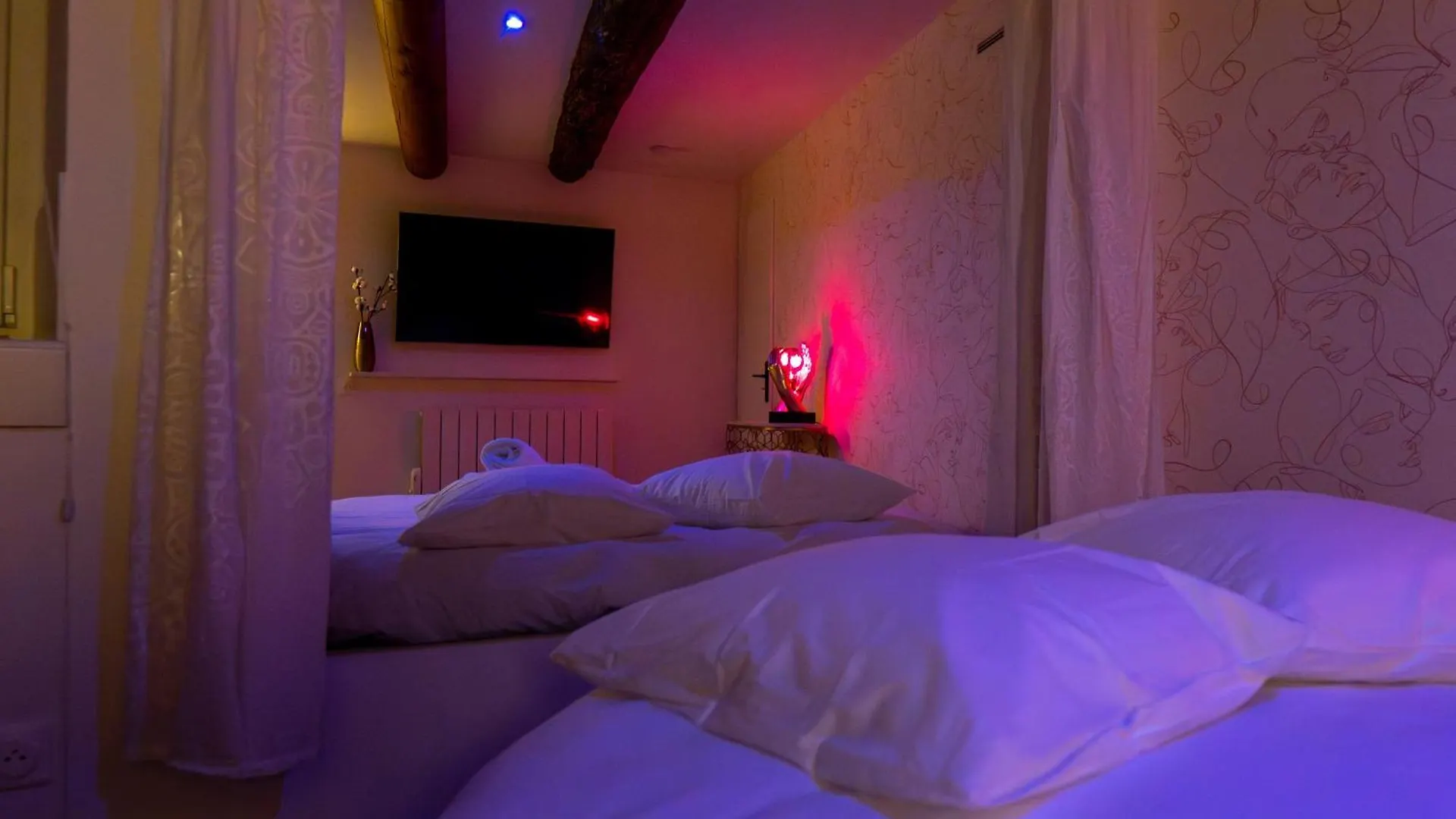 Love Room L'Eden Secret Grans فرنسا